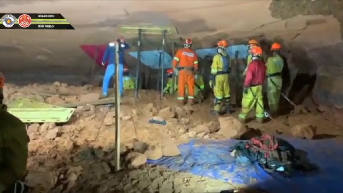 Video: Na brazilské hasiče se při cvičení zřítil kus jeskyně